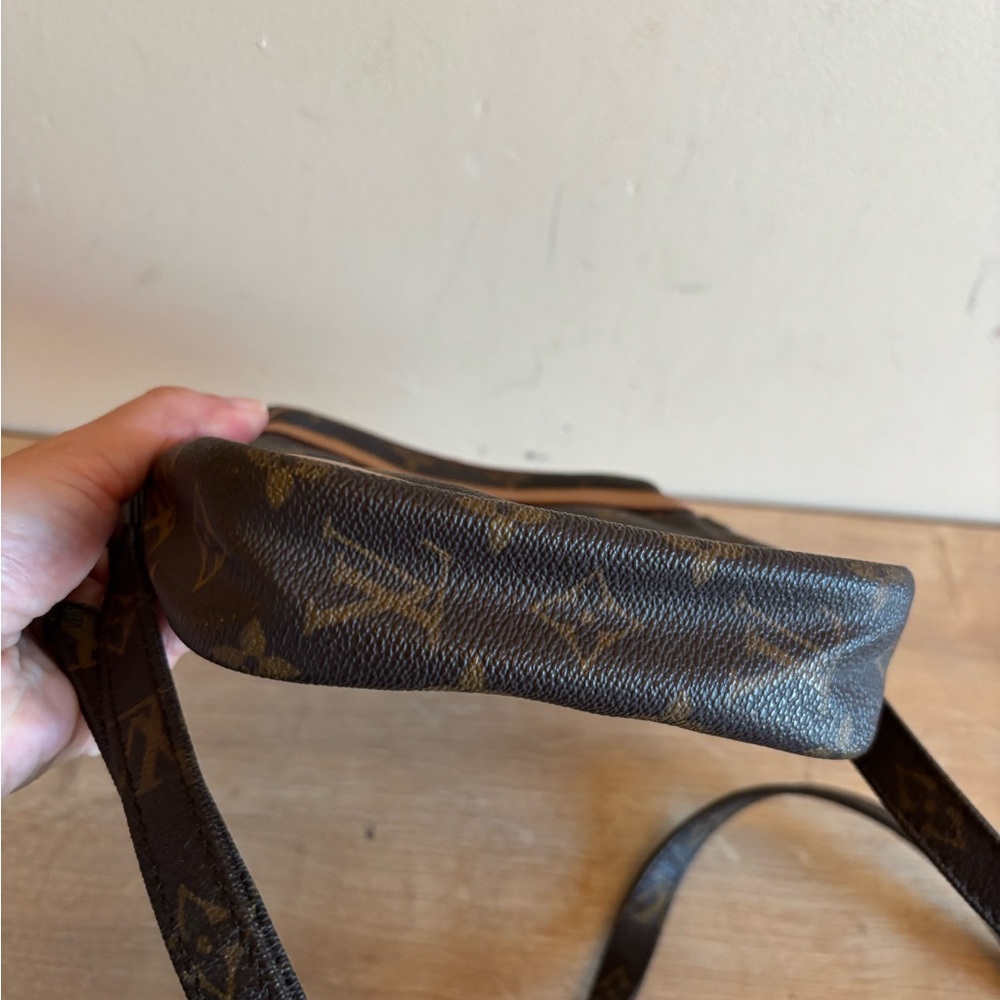 Authentic Louis Vuitton monogram crossbody bag - Picture 3 of 9